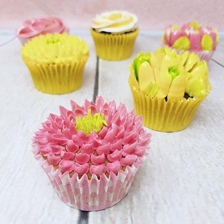 kvetinove cupcakes zlute ruzove jirinky