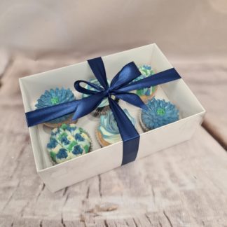 modré květinové cupcakes